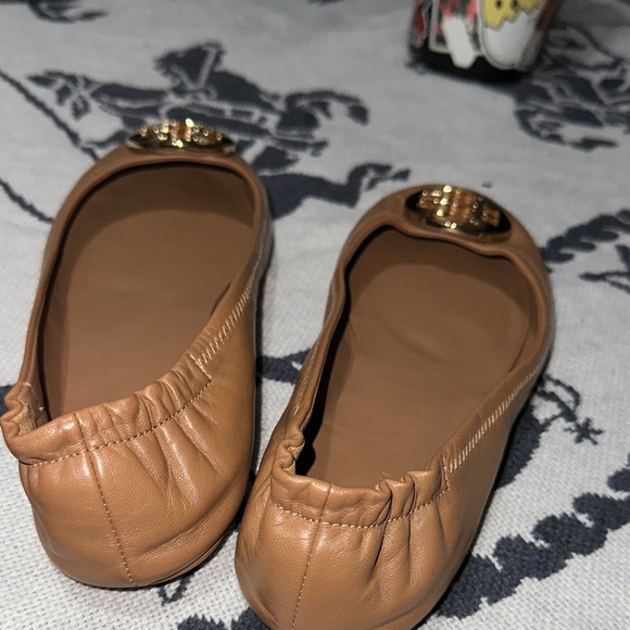 Tory Burch Brown Leather Flats with Gold Logo - Picture 4 of 4